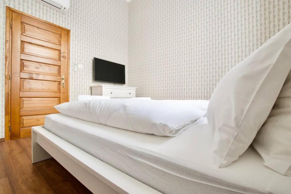 Premium Apartment By Hi5 - Central 3 Bedroom Budapest Exterior foto