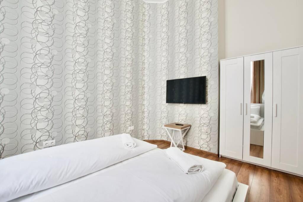 Premium Apartment By Hi5 - Central 3 Bedroom Budapest Exterior foto