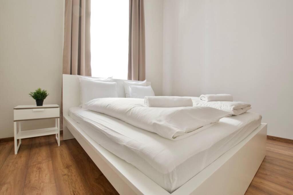 Premium Apartment By Hi5 - Central 3 Bedroom Budapest Exterior foto